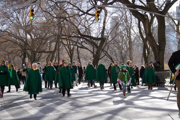 Manhattan, New York 17 Şubat 2017: geçit yeşil giysi st patrick's day ve Central Park ağaçları ile bir parçası