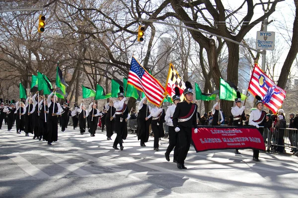 Manhattan, New York 17 mars 2017 : Une partie du défilé avec des drapeaux le jour de la Saint Patrick et des arbres à Central Park — Photo