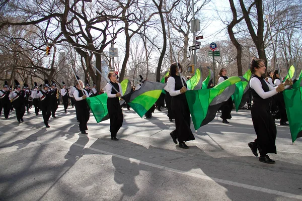Manhattan, New York 17 Şubat 2017: st patrick's day ve Central Park ağaçları yeşil bayrakları ile geçit bir parçası