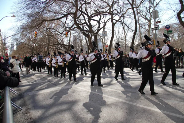 Manhattan, New York 17 Şubat 2017: geçit üniformalı st patrick's day ve ağaçlar Central Park'ta bir parçası