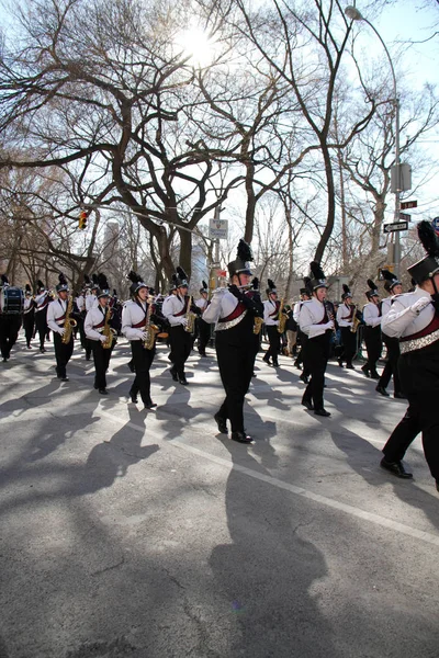 Manhattan, New York 17 Şubat 2017: geçit ile st patrick's day ve Central Park'ta ağaçlar üzerinde güneşin bir parçası — Stok fotoğraf