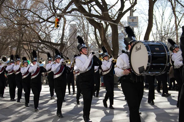 Manhattan, New York March 17, 2017: Musiker in Parade am St. Patrick 's Day und Bäume im Central Park — Stockfoto