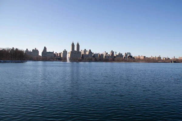 Edificios en Manhattan sobre el lago en Central Park — Foto de Stock