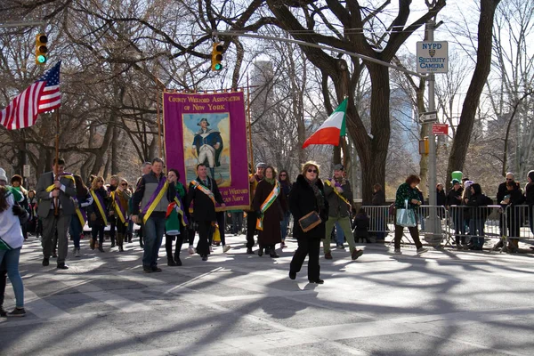 Manhattan, New York Mart 17, 2017: St Patrick gün ve ağaçlar Central Park mor afiş ile geçit töreni bir parçası