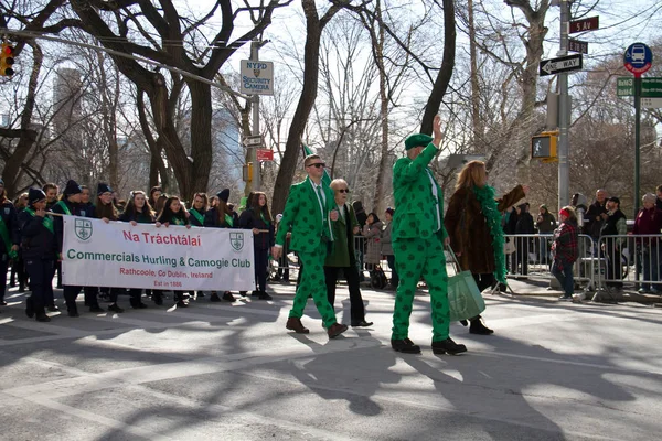 Manhattan, New York Mart 17, 2017: Central Park 'ta St Patrick günü ve ağaçlar üzerinde yeşil takım elbise geçit töreni bir parçası
