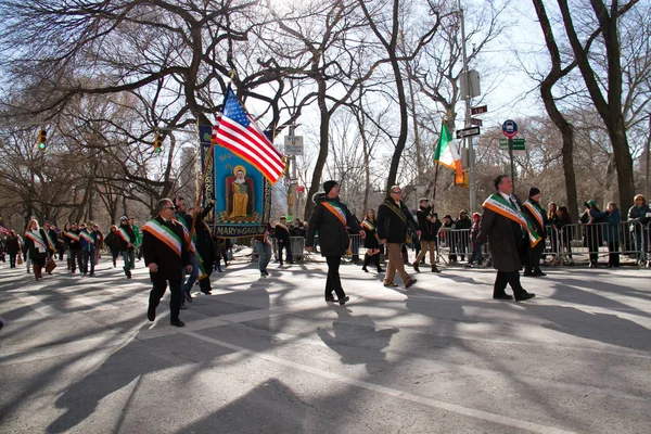 Manhattan, New York 17 Şubat 2017: st patrick's day ve ağaçlar Central Park yanındaki geçit bir parçası — Stok fotoğraf