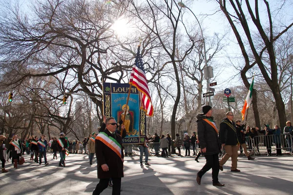 Manhattan, New York 17 Şubat 2017: geçit st patrick's day ve ağaçlar Central Park'ta gölgede bir parçası