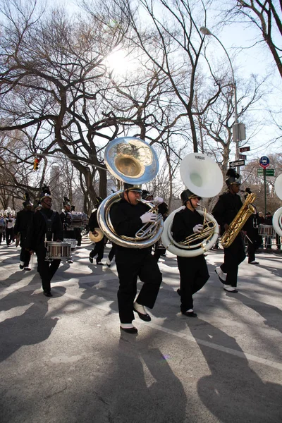 Manhattan, New York 17 Şubat 2017: müzik geçit st patrick's day ve Central Park, ağaçlar