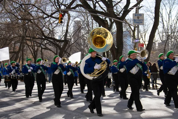 Manhattan, New York 17 Şubat 2017: müzisyenler geçit st patrick's day ve Central Park, ağaçlar — Stok fotoğraf