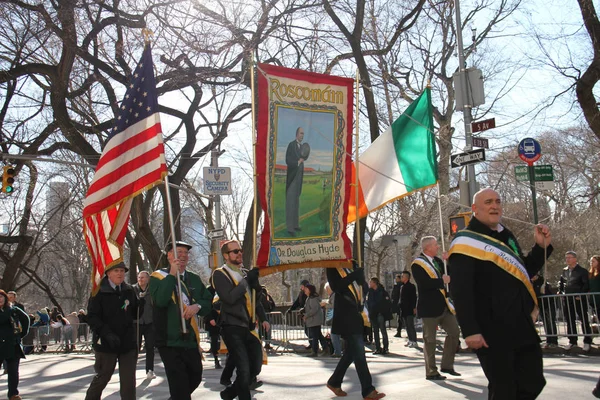 Manhattan, new york märz 17, 2017: ein teil der parade mit fahnen am st patrick 's day und bäumen am central park — Stockfoto