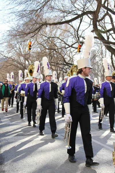 Manhattan, New York 17 mars 2017: musiker i kostym i parad på st Patricks day och träd i Central Park — Stockfoto