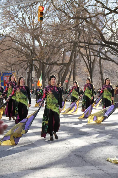 Manhattan, New York 17 Şubat 2017: gardiyan geçit töreni ve st patrick's day ve ağaçlar Central Park'ta trafik ışığı
