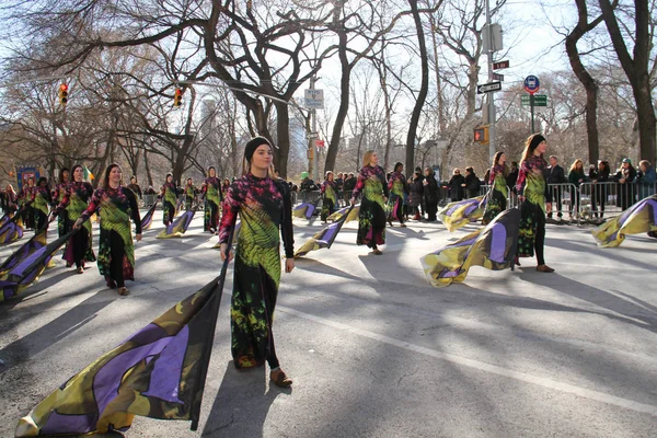 Manhattan, New York 17 Şubat 2017: gardiyan geçit st patrick's day ve ağaçlar Central Park'ta bir kısmında