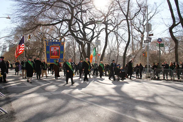Manhattan, New York 17 Şubat 2017: geçit st patrick's day ve ağaçlar Central Park'ta büyük afiş ile bir parçası