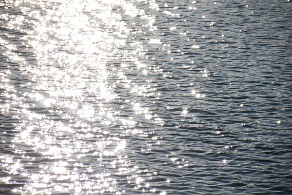 Güneş ışığı ile köpüklü su — Stok fotoğraf