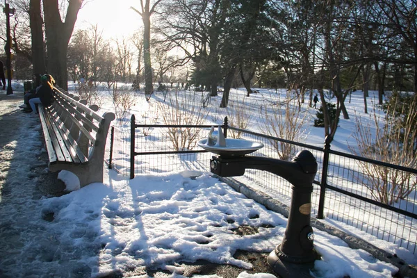 Fuente Agua Nieve Parque Con Luz Solar — Foto de Stock