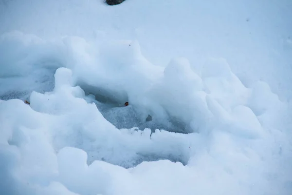 Agujero y nieve en invierno — Foto de Stock