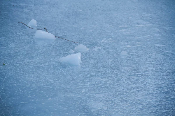 Kışın buzlu göl buz küpleri