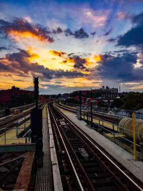 Renkli tarzda Metro demiryolu ve günbatımı gökyüzü