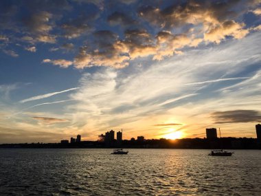 New Jersey ve Hudson Nehri arkasında günbatımı