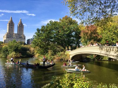 Manhattan, New York, 22 Ekim 2017: insanlar tekneler ve Central Park'ta yay Bridge'de sonbahar
