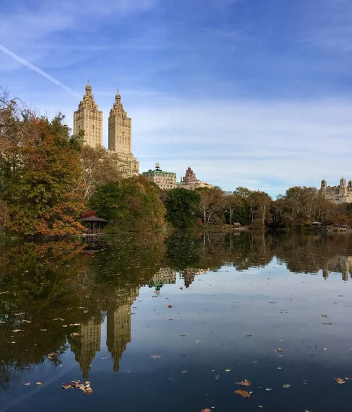 Edificios Manhattan Reflexionan Sobre Lago Central Park Otoño — Foto de Stock