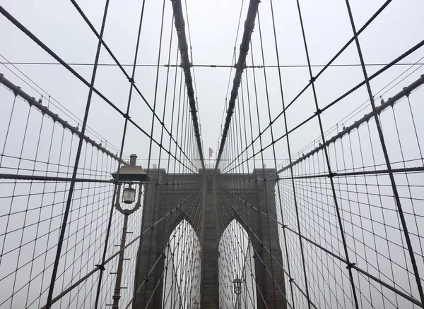 Puente Brooklyn Cables Niebla — Foto de Stock