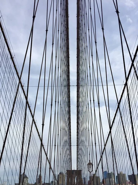케이블의 브루클린 다리와 — 스톡 사진