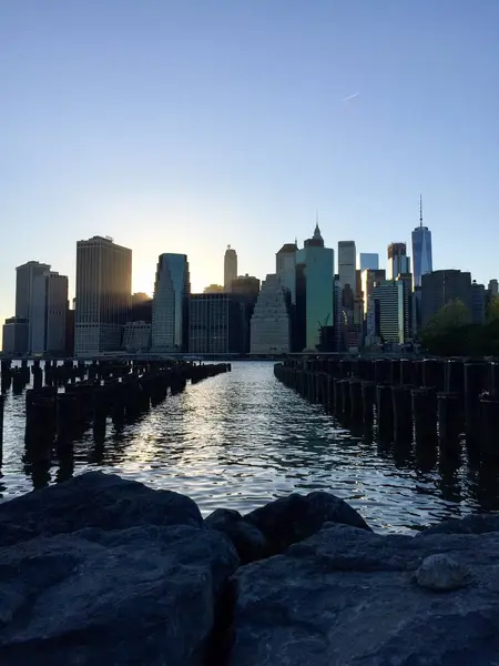 Tuskók Ban Folyó Brooklyn Sziklák Naplemente Előtt Manhattan Épületei Között — Stock Fotó