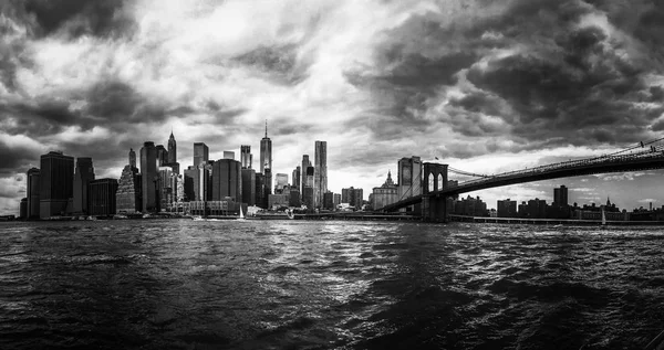 白と黒のイースト リバーにマンハッタンとブルックリン橋 — ストック写真