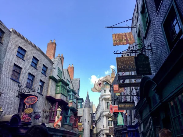 Orlando, Florida, Ağustos, 2017: Harry Potter büyücü dünya evrensel stüdyoda Diagon Sokağı alanı