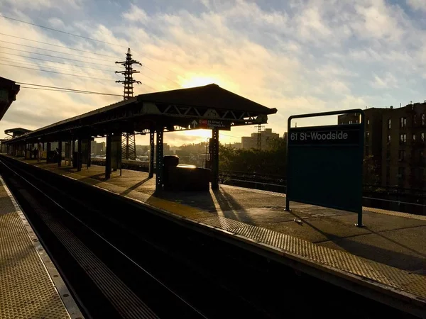 스트리트 사이드 지하철 아침에 일출과 — 스톡 사진