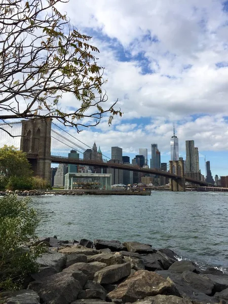 Puente Brooklyn Bajo Manhattan Con Cielo Nublado Desde Parque Del — Foto de Stock