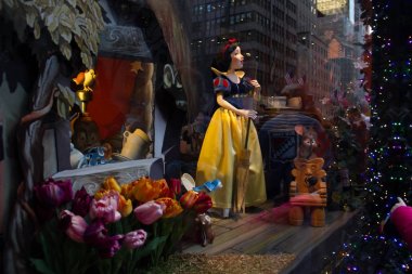 Manhattan, New York, 20 Aralık 2017: Pamuk Prenses Sax'ın tatil Vitrini süpürge ile; Disney'in Pamuk Prenses ve yedi cüceler 80 yıldönümü kutlama