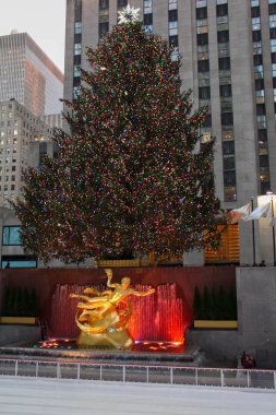 Manhattan, New York, Aralık, 20, 2017: heykel ve Noel ağacı Rockefeller Merkezi