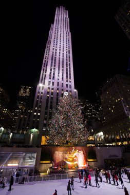Manhattan, New York, Aralık, 20, 2017: insanlar buz buz pateni pisti ve Rockefeller Merkezi Noel ağacı üzerinde