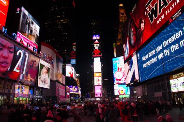 Manhattan, New York, 20 Aralık 2017: turist ve panoda Times Meydanı'nda gece
