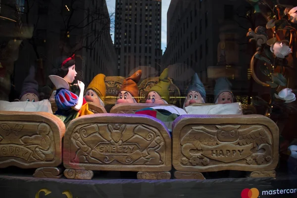 Manhattan, New York, 20 Aralık 2017: kar beyaz Sax'ın tatil Vitrini yataklarda; Disney'in Pamuk Prenses ve yedi cüceler 80 yıldönümü kutlama