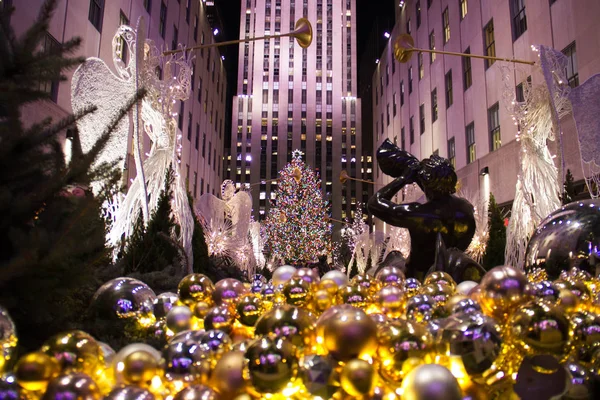 Manhattan, New York, Aralık, 20, 2017: Çeşme ve Noel ağacı Rockefeller Merkezi'nde gece dekore edilmiş