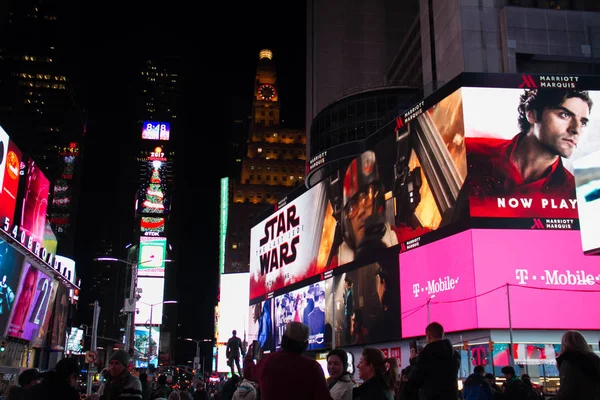 Manhattan, New York, 20 Aralık 2017: reklam ve insanların zaman zaman kare billboard