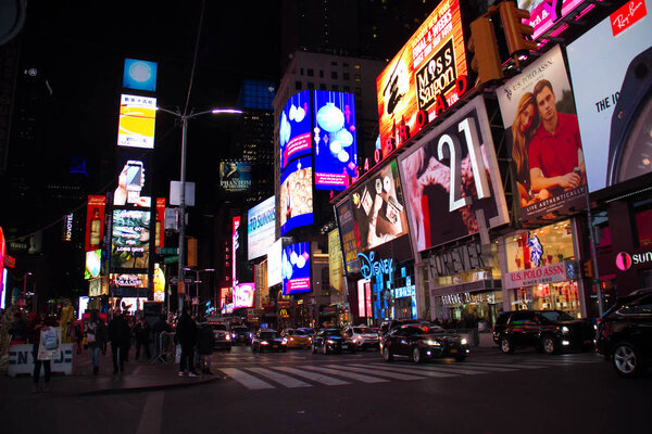 Манхэттен, Нью-Йорк, 20 декабря 2017 года: билборд и улица на Тайм-сквер
