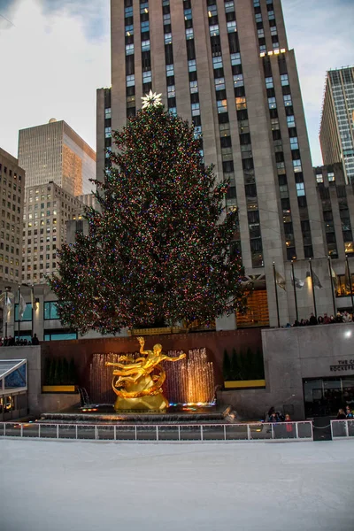 Manhattan, New York, 20 Aralık 2017: buz buz pateni pisti heykel ve Noel ağacı Rockefeller Center yanında