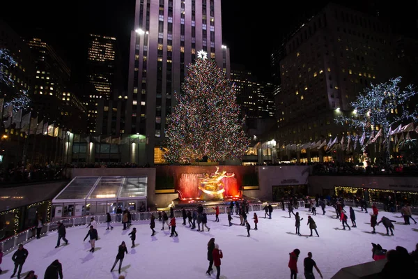 Manhattan, New York, Aralık, 20, 2017: Noel ağacı ve Rockefeller Merkezi, buz pateni pisti