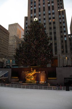 Manhattan, New York, 20 Aralık 2017: buz buz pateni pisti ile Noel ağacı kışın Rockefeller Center