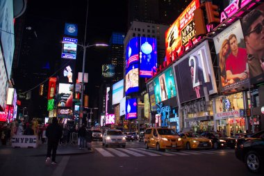 Manhattan, New York, 20 Aralık 2017: Times Meydanı ve gece sokakta arabalar
