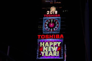Manhattan: New York, 1 Ocak 2018: happy new year ve gece yarısı saat binalarda, Times Square Billboard gece