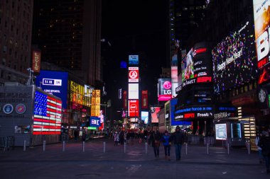 Manhattan: New York, 1 Ocak 2018: insanlar ve reklam panoları binalar üzerinde zaman zaman yeni yıl gününde kare