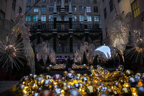 Bina akşam yılında Rockefeller Center ve Saks beşinci Avenue Fountain'dan Manhattan, New York, 20 Aralık 2017: Dekorasyon