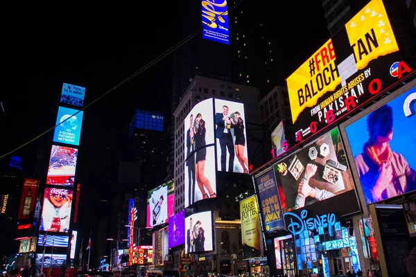Manhattan: New York, 1 Ocak 2018: gece binalarda, Times Square Billboard reklam