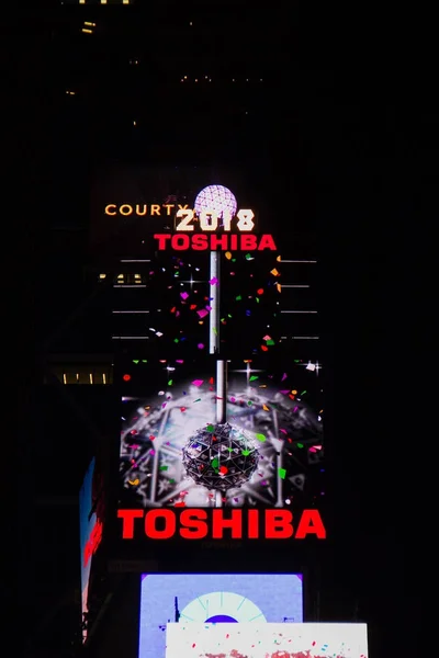 Manhattan: New York, 1 Ocak 2018: topu damla reklam panoları binalar üzerinde zaman zaman gece kare